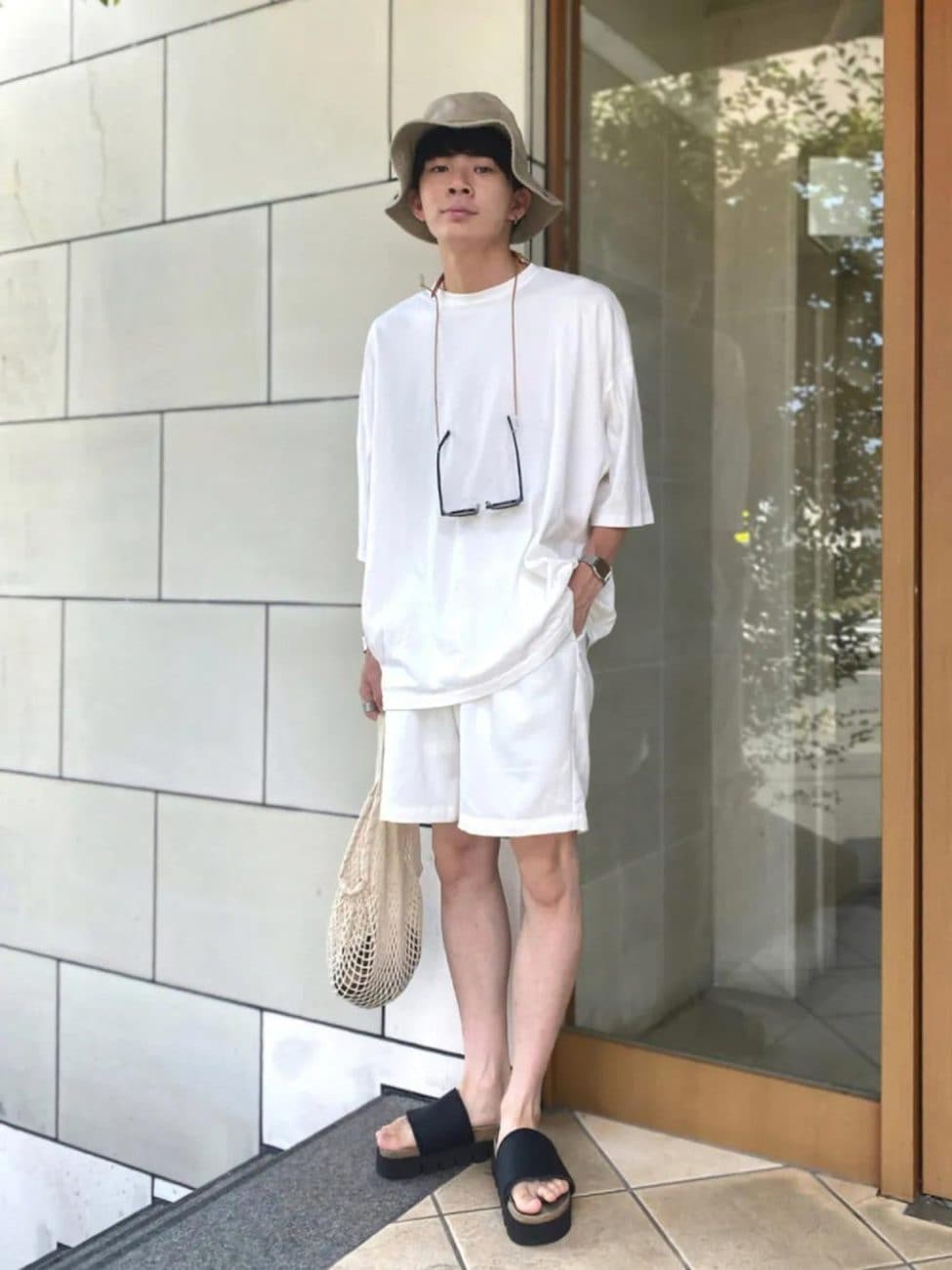 シンプルな装いを小物でブラッシュアップ