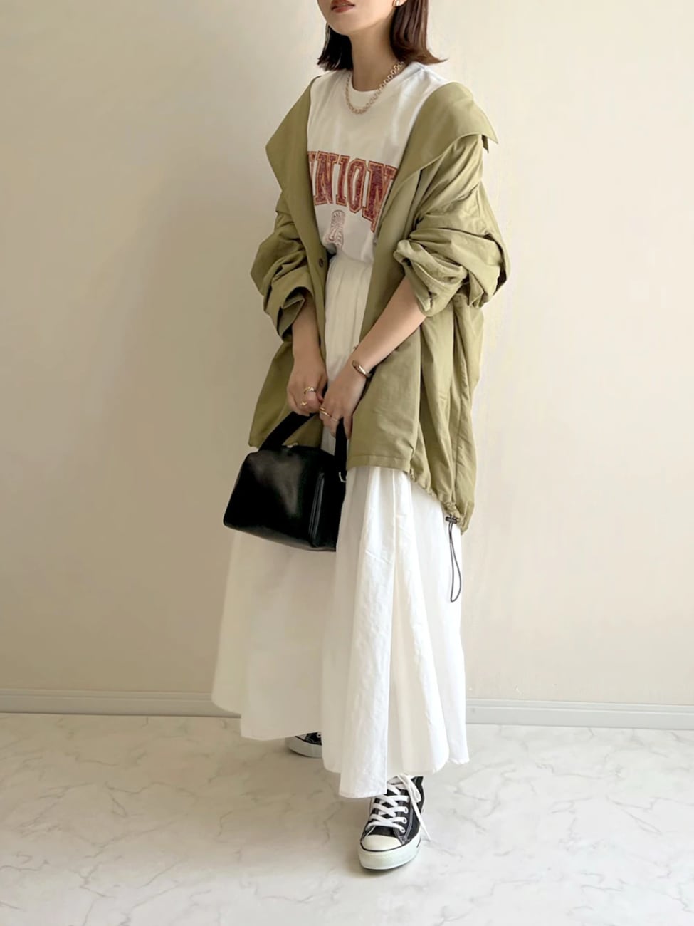 ギャザーフレアスカート×ロゴTシャツ×トレンチポンチョ