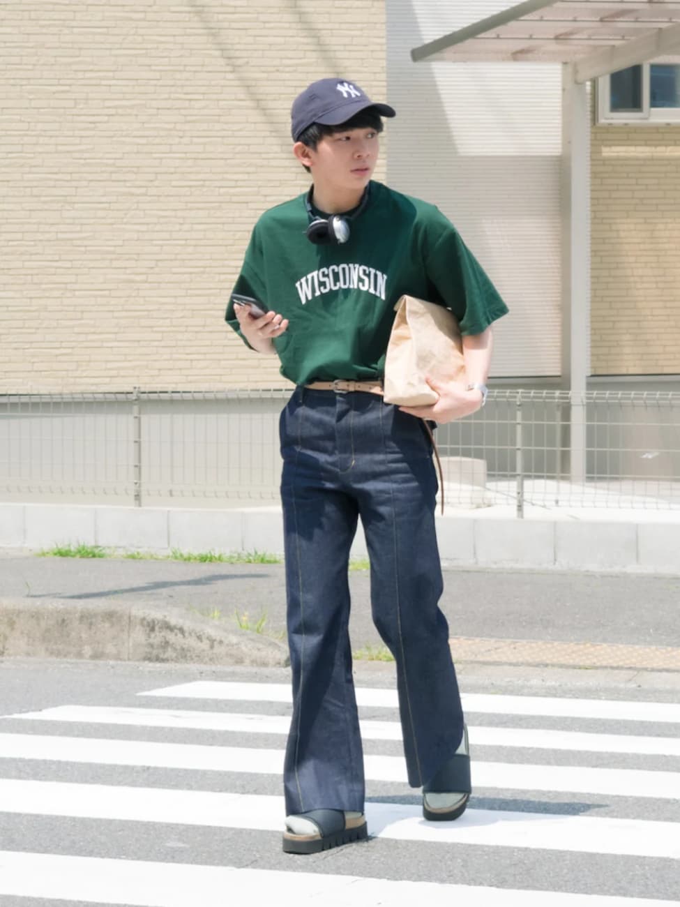 ロゴTシャツ×フレアデニムでちょっぴりレトロに