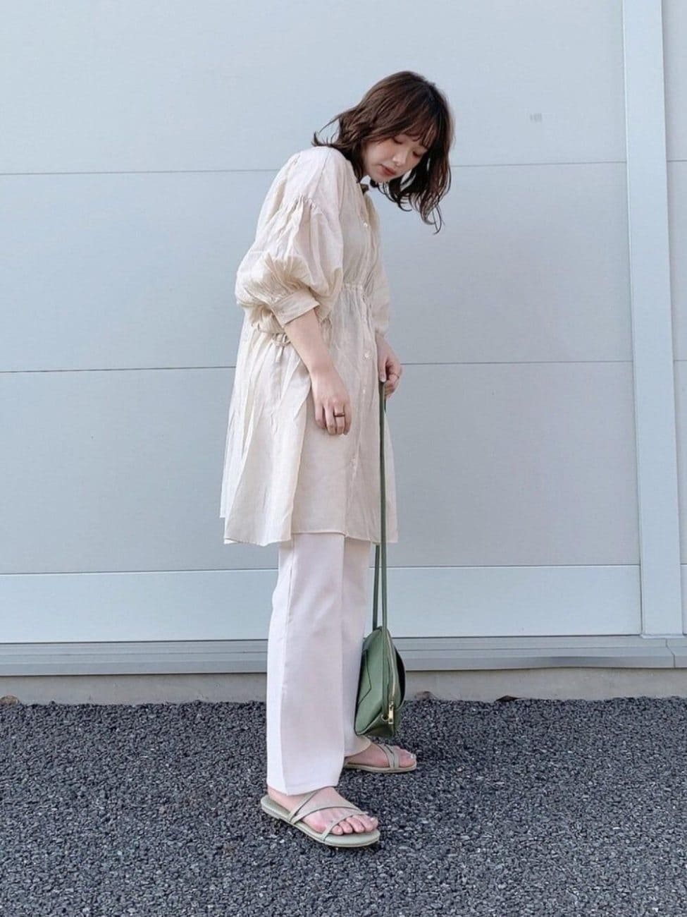 エアリーなブラウスで大人可愛く