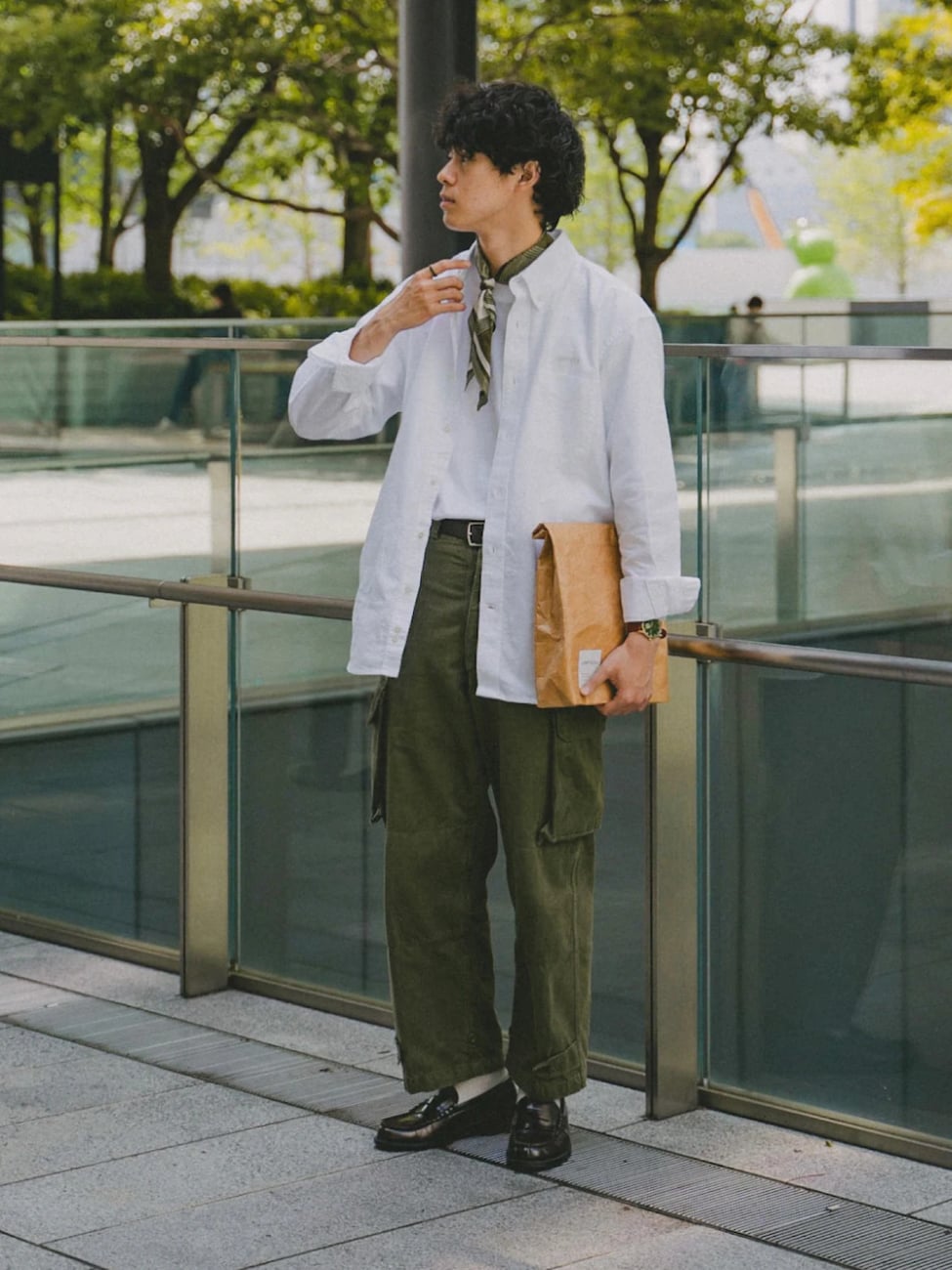 白Tシャツ×カーゴパンツでシティボーイ風に