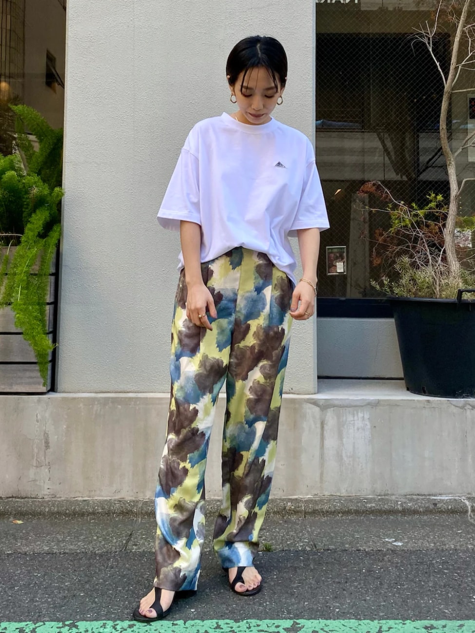 メンズライクなTシャツをきれいめパンツで格上げ