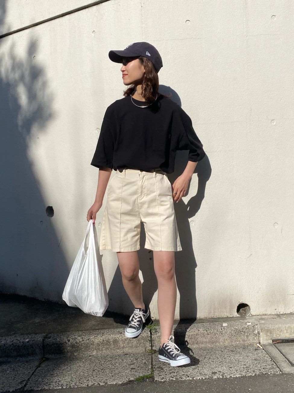 オーバーサイズTシャツ×チノショーツ