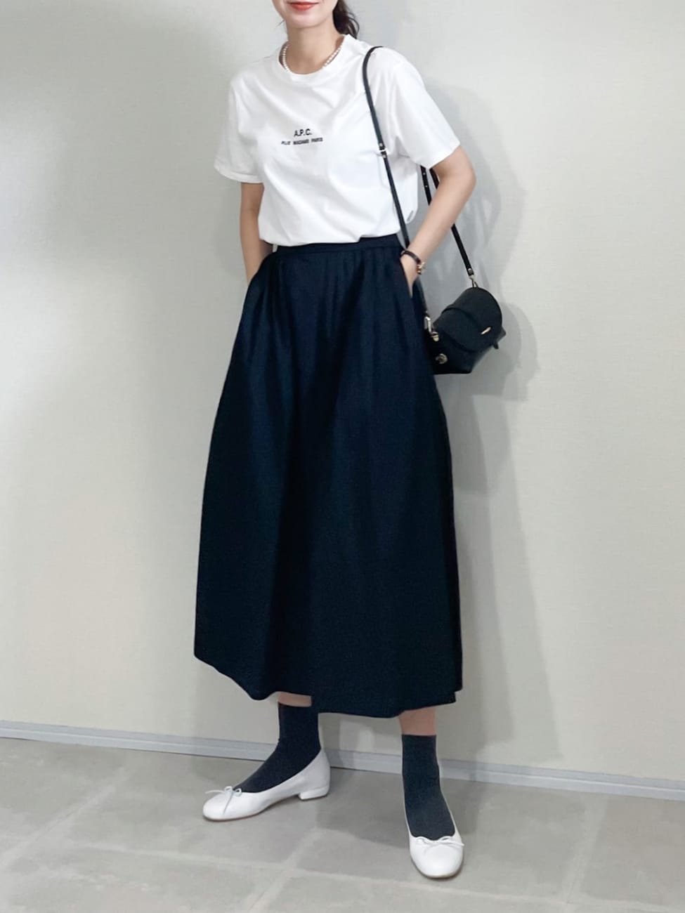 ロゴTシャツをハリ感のあるスカートで品良く