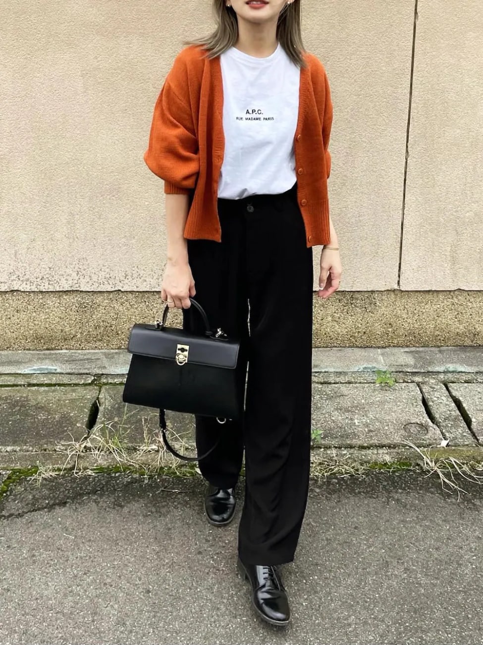 白Tシャツ×「カーディガン」