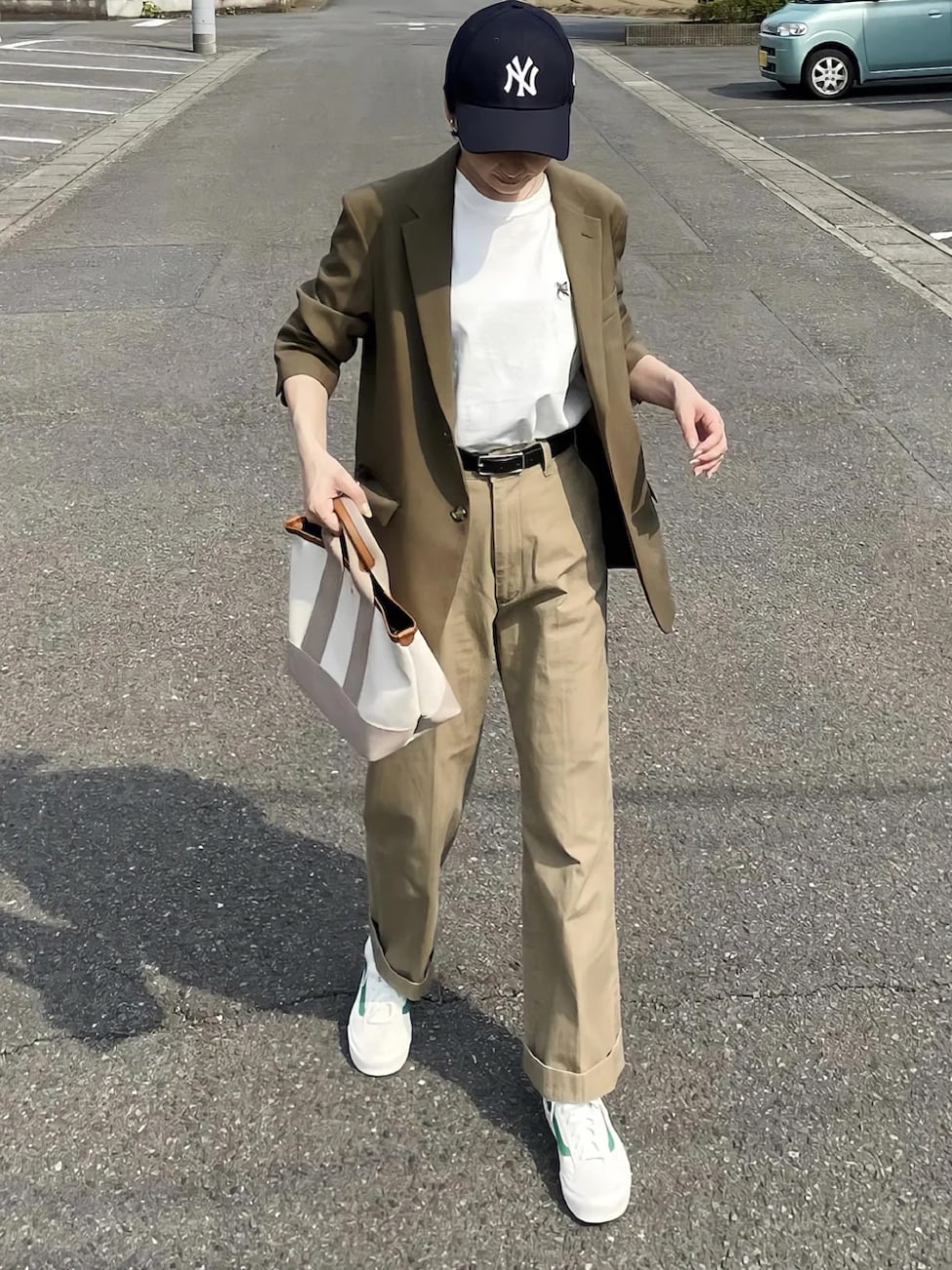 白Tシャツ×「テーラードジャケット」