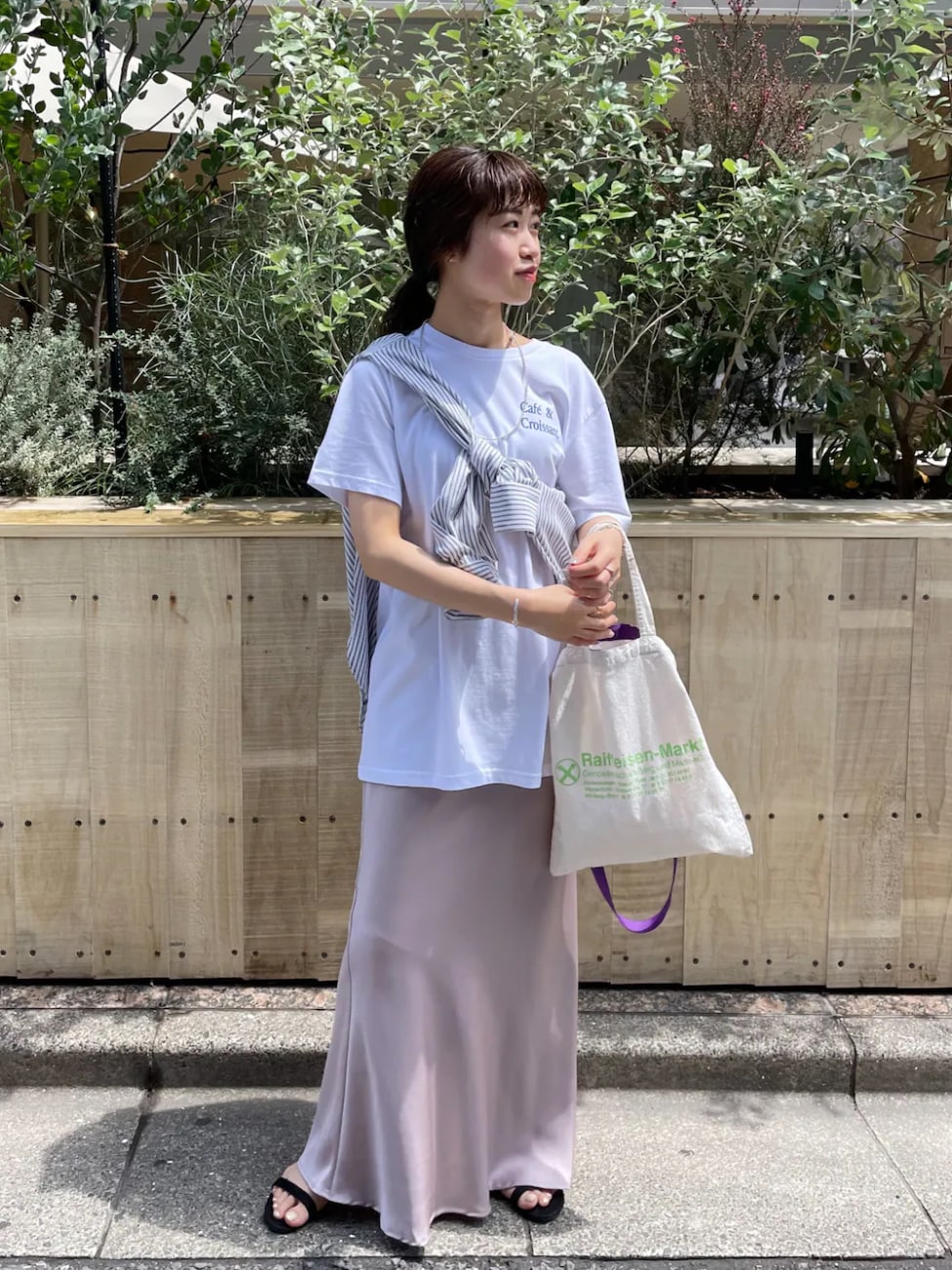 光沢感のあるマーメイドスカートで女性らしさを宿して