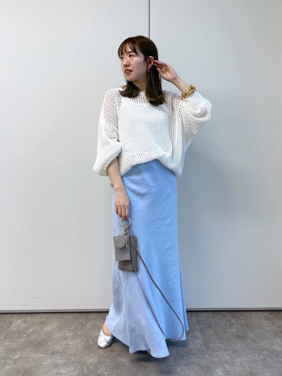 ライトブルーのマーメイドスカート×メッシュニット
