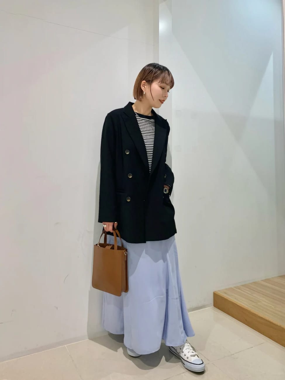 サックスブルーのマーメイドスカート×黒テーラードジャケット