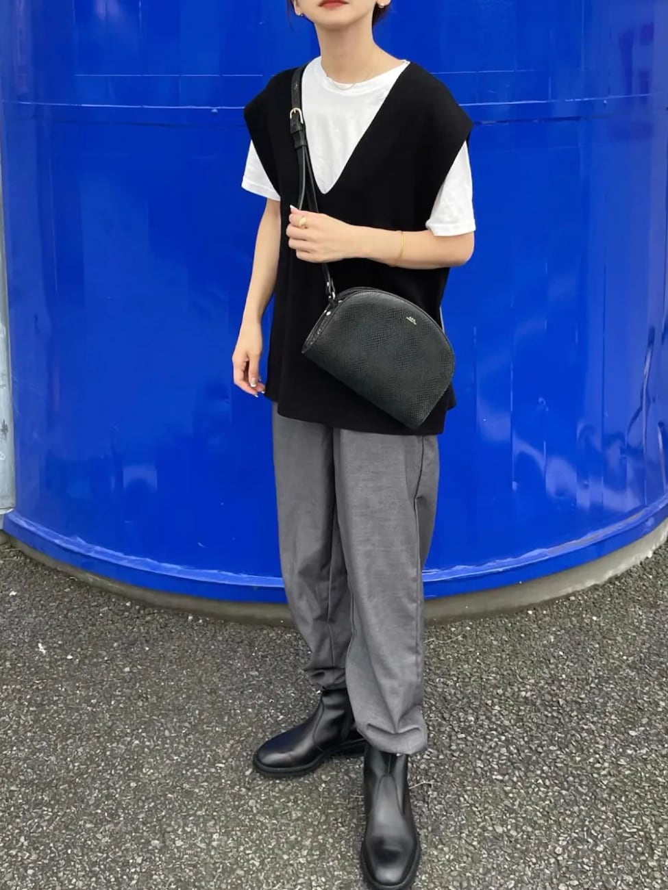 白Tシャツ×「ニットベスト」