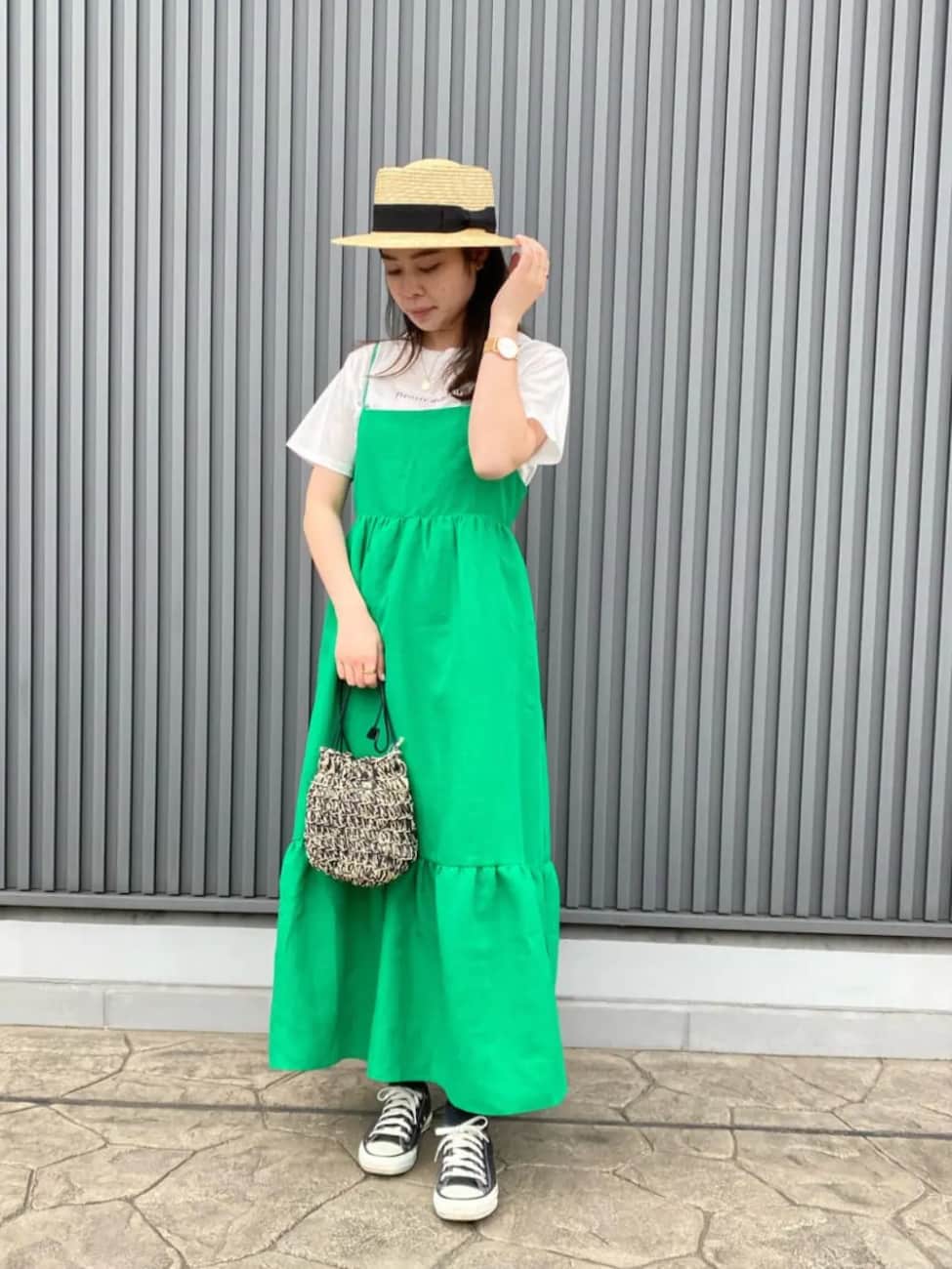 華やかなワンピースを白Tシャツでカジュアルに