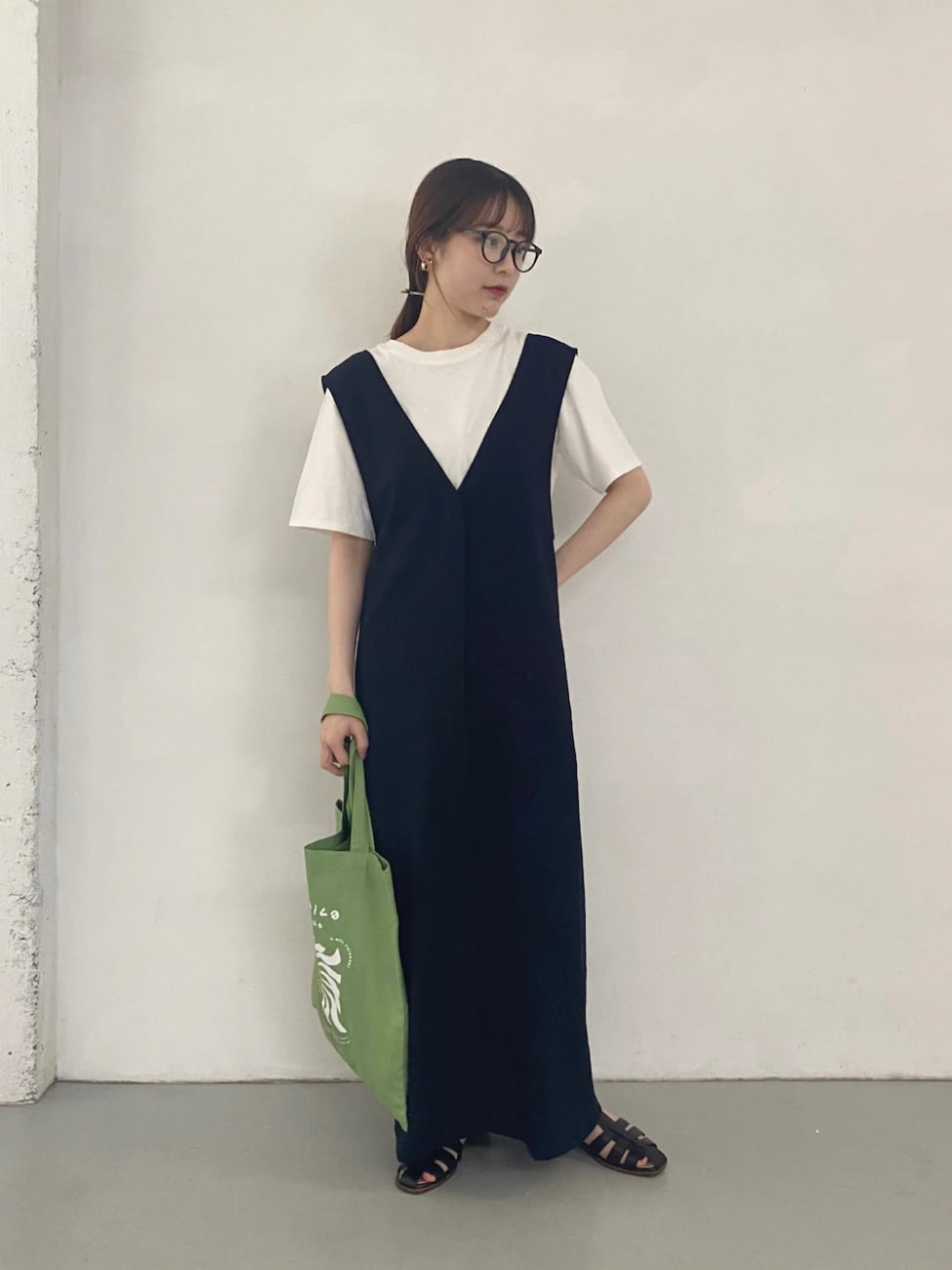 ジャンパースカートの真面目さを白Tシャツで和らげて
