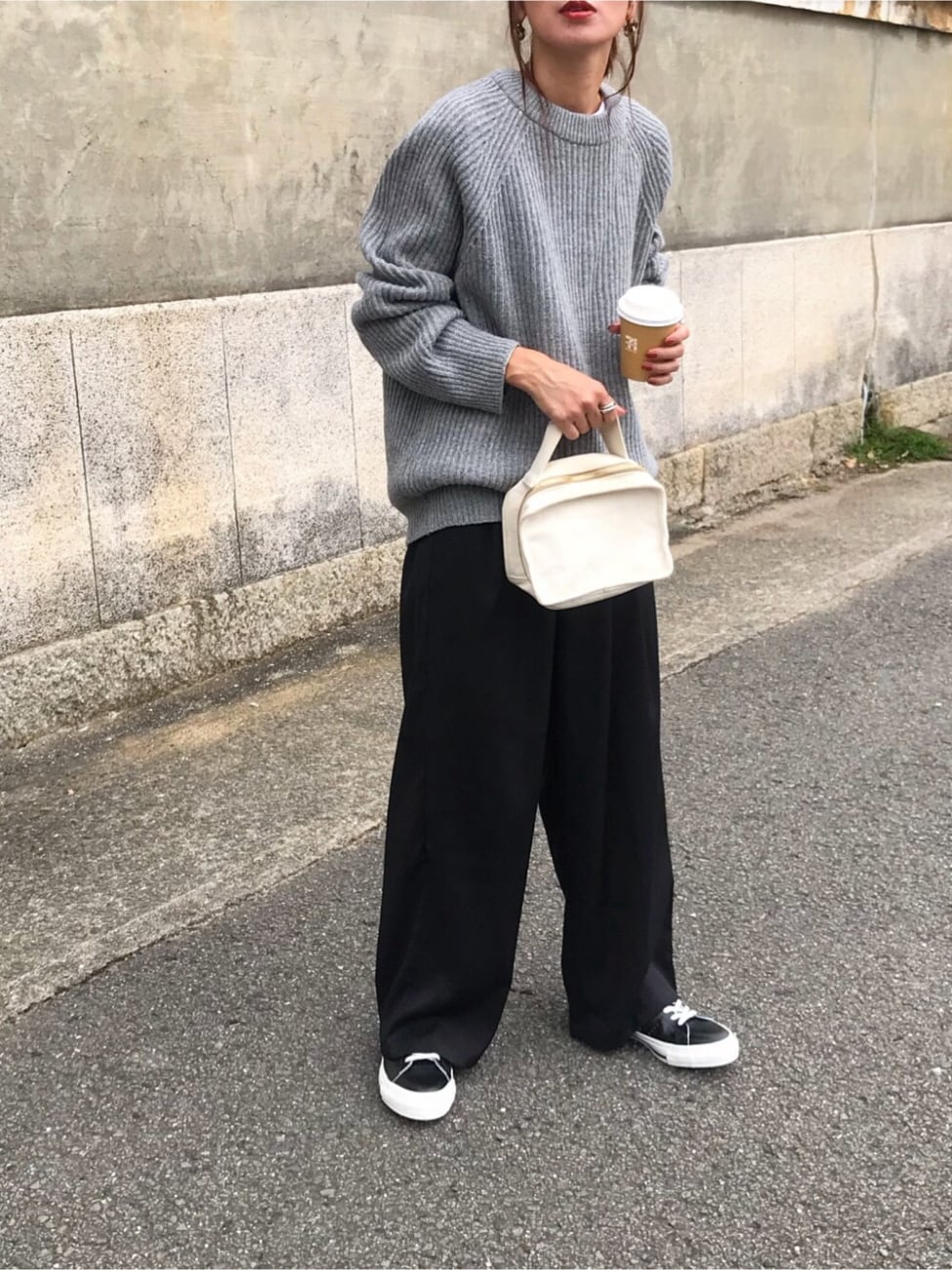 クルーネックニット×スラックス