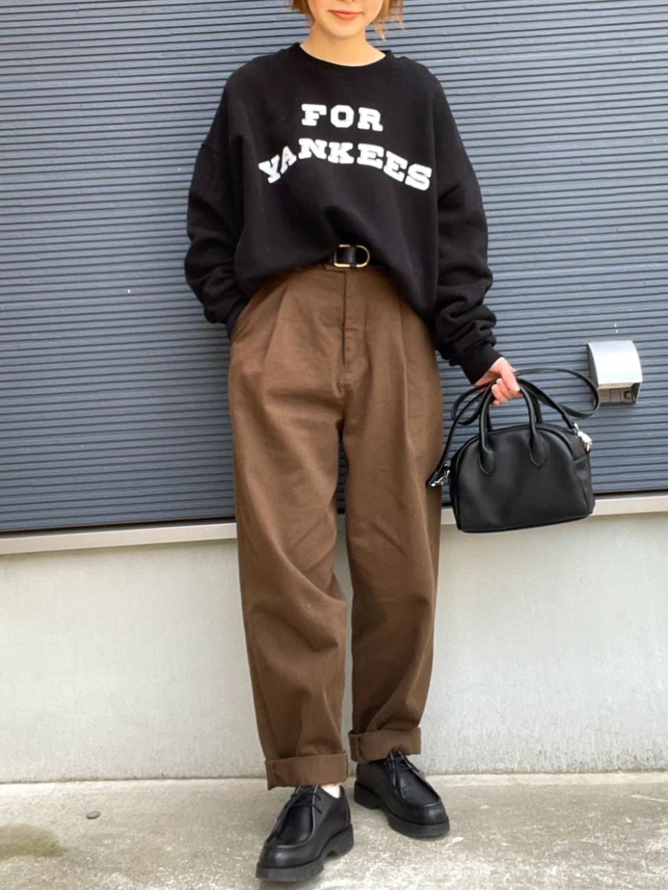 ロゴ入りスウェット×タックパンツ