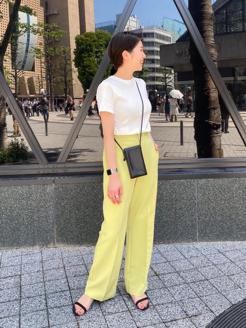 イエローのパンツで鮮度高めな着こなしに
