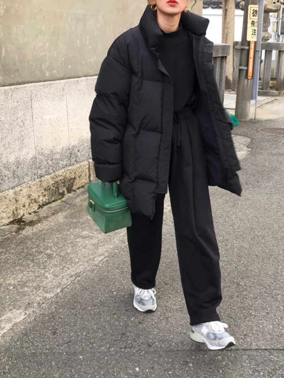モックネックTシャツ×ギャザーパンツ×ダウンジャケット