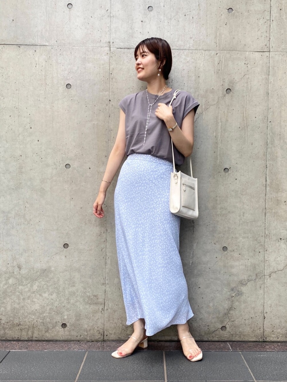 ライトブルーの小花柄スカート×フレンチスリーブカットソー