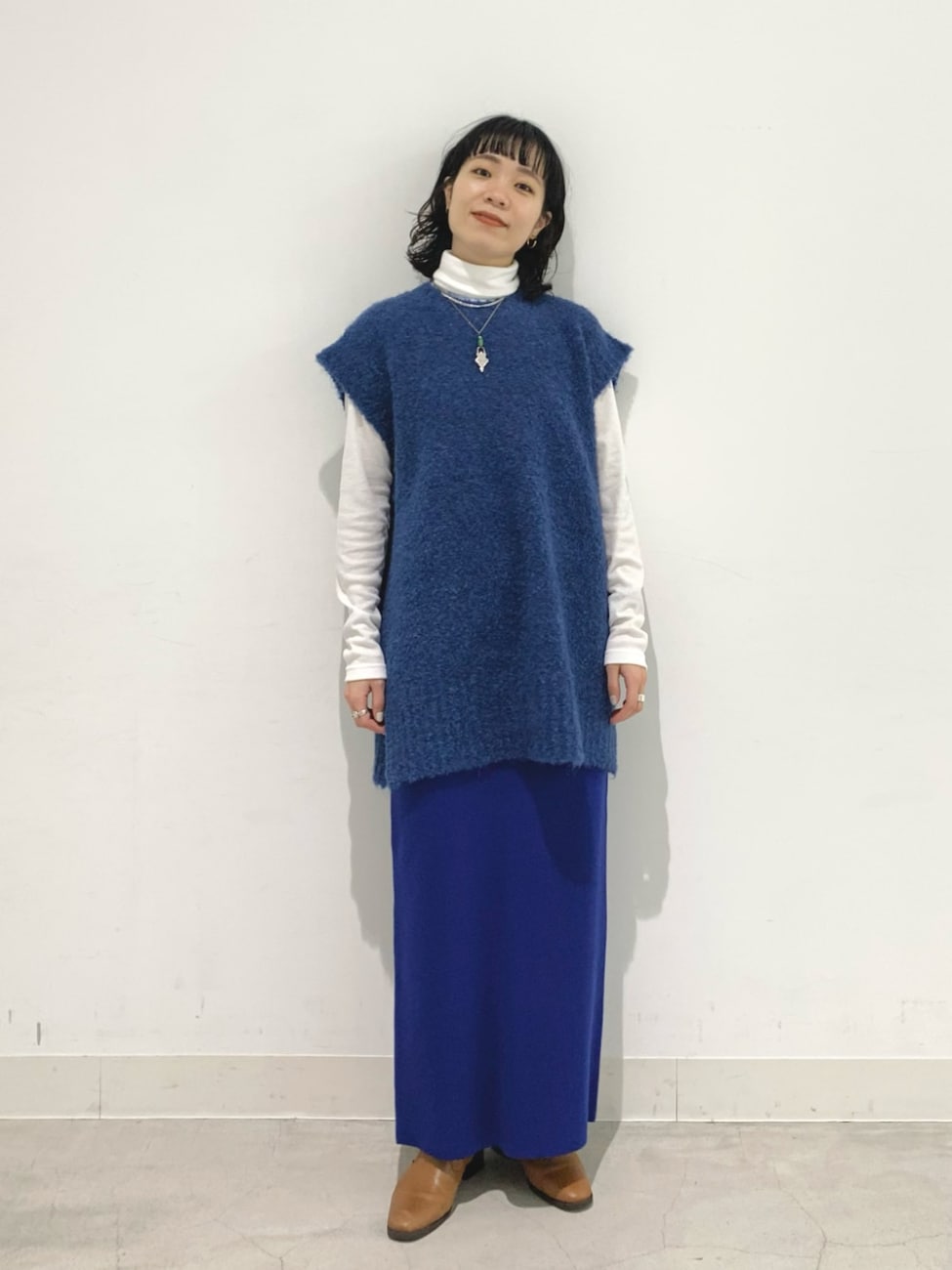 ロイヤルブルーのリブタイトスカート×ニットベスト