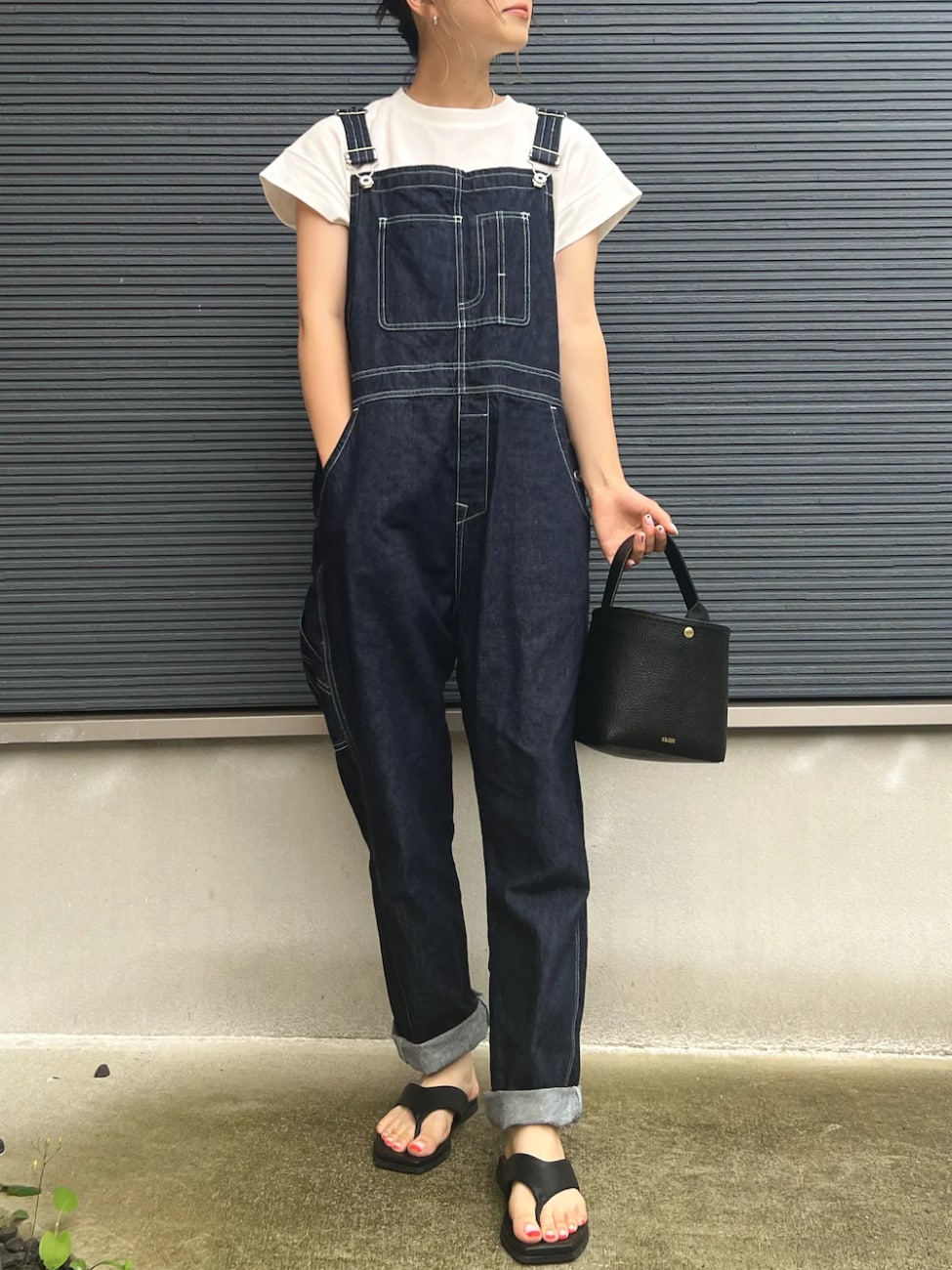 袖口が広がった白Tシャツできれいめ要素をプラス