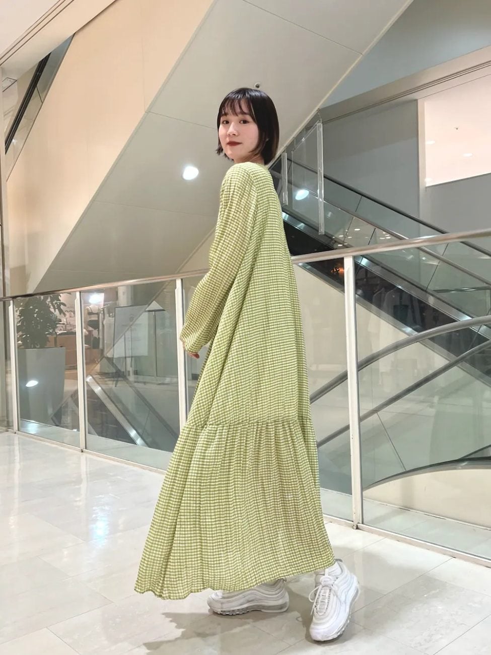 ロングワンピースの甘さを活かす