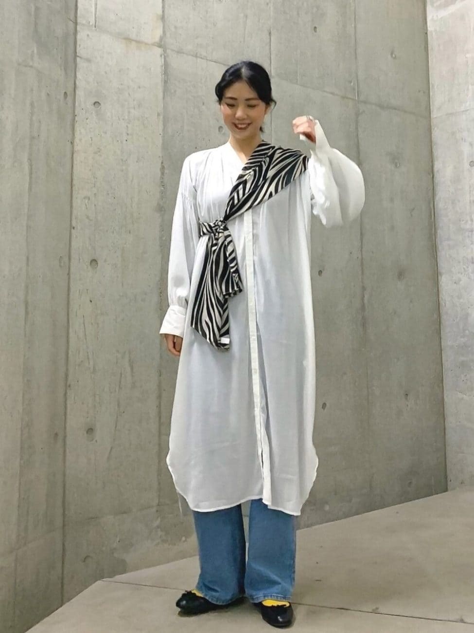 柄物のスカーフでアクセントをプラス