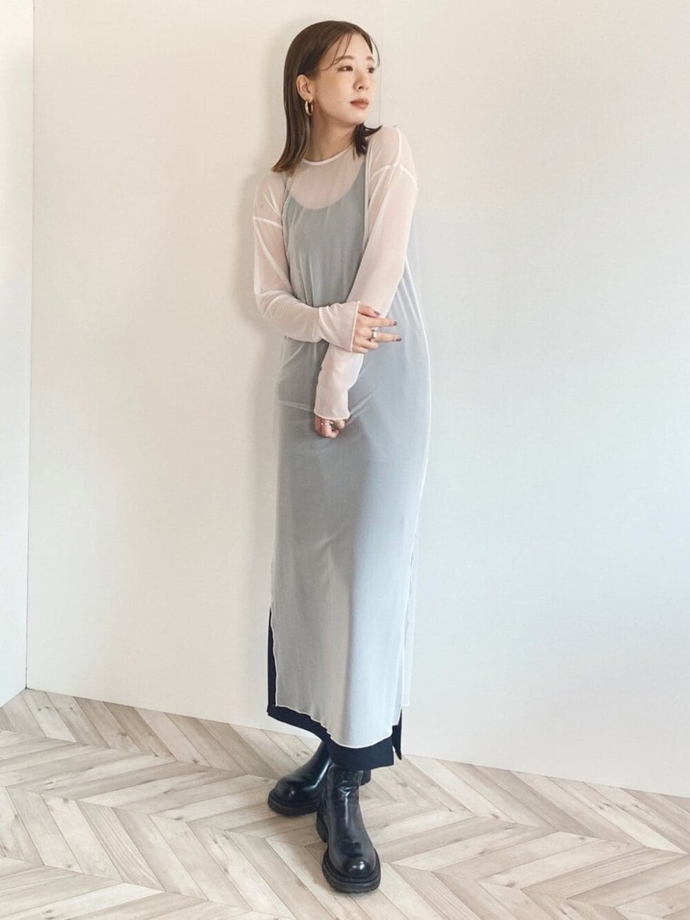 黒のインナーと合わせて透け感を活かす
