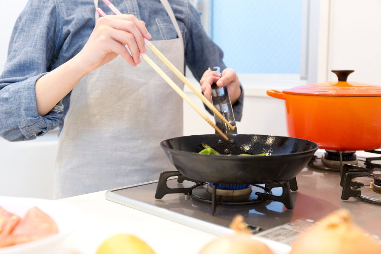 フライパンを使用して調理している人
