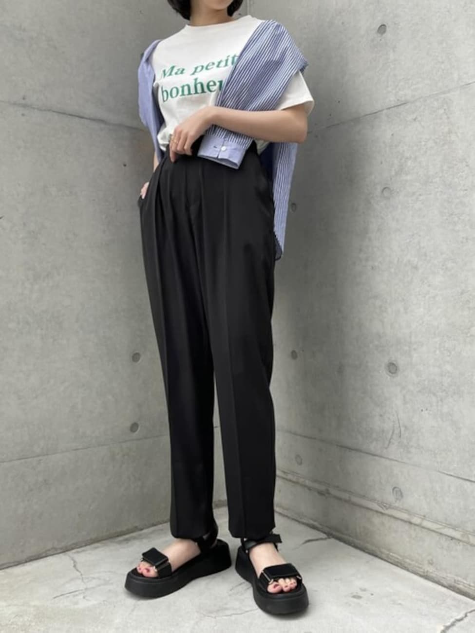 黒のスポーツサンダル×ロゴTシャツ×テーパードパンツ