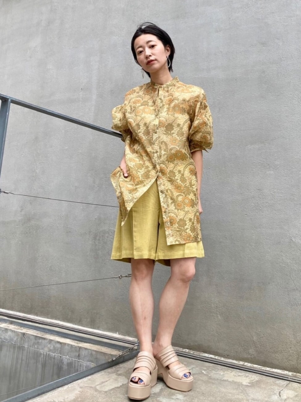 花柄シャツ×ハーフパンツ