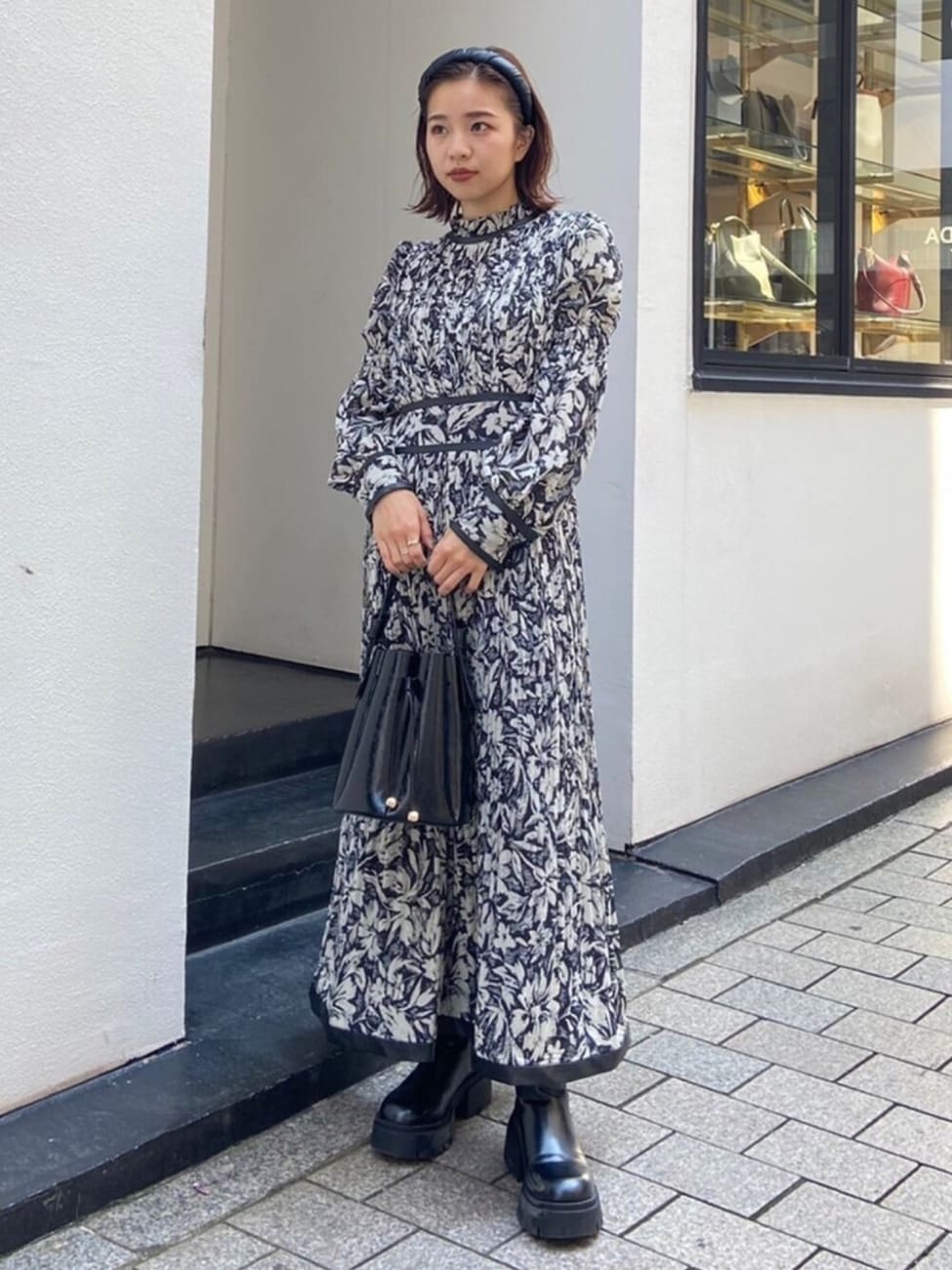 花柄ワンピース×トラックソールブーツ