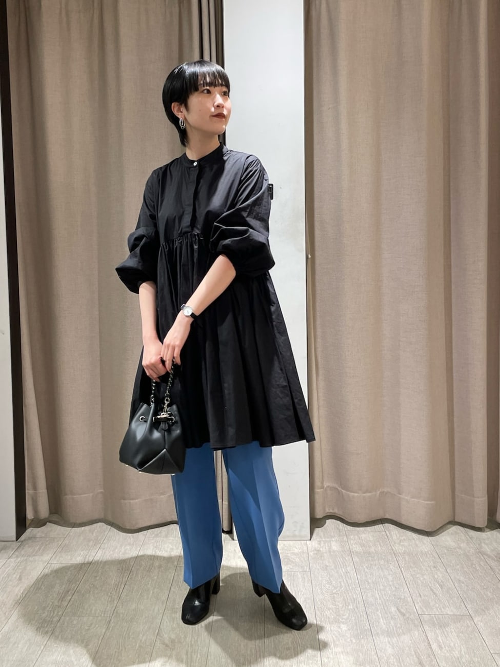 チュニックシャツ×スラックス