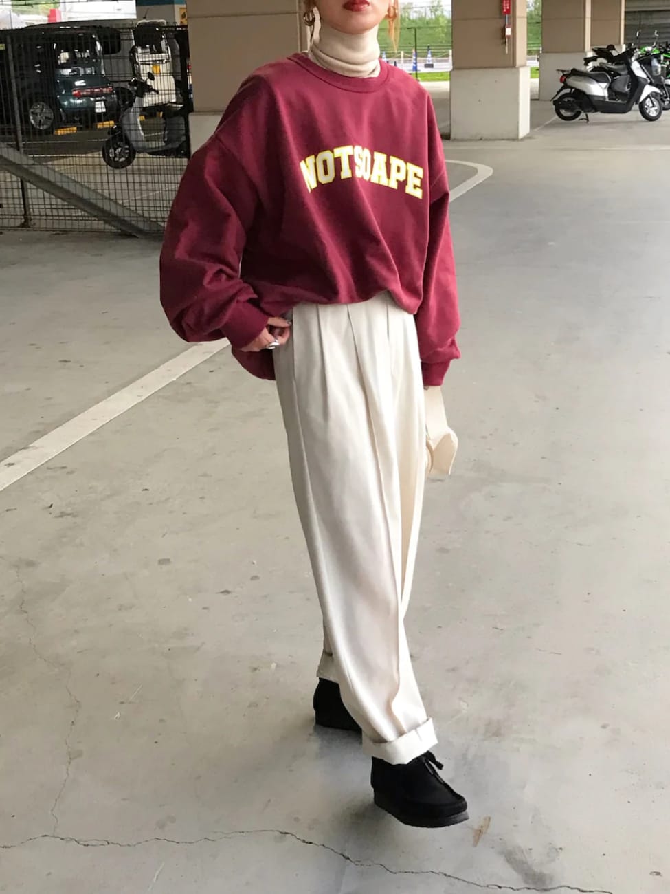 タックワイドパンツ×ロゴスウェット