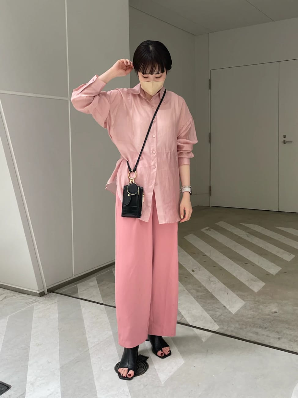 シアーシャツ×タックストレートパンツ