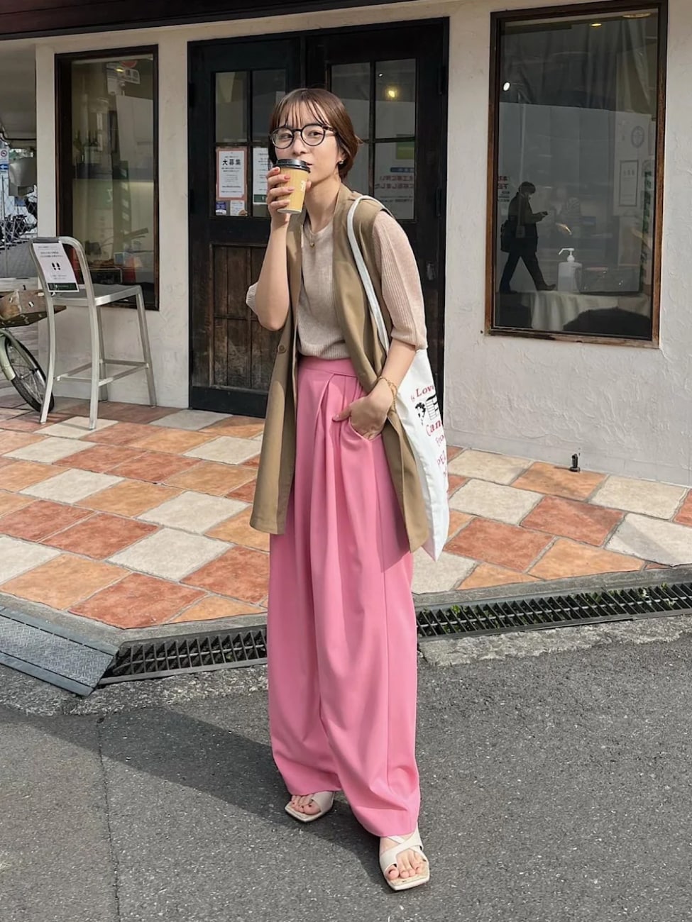 カラーワイドパンツ×ベージュジレ