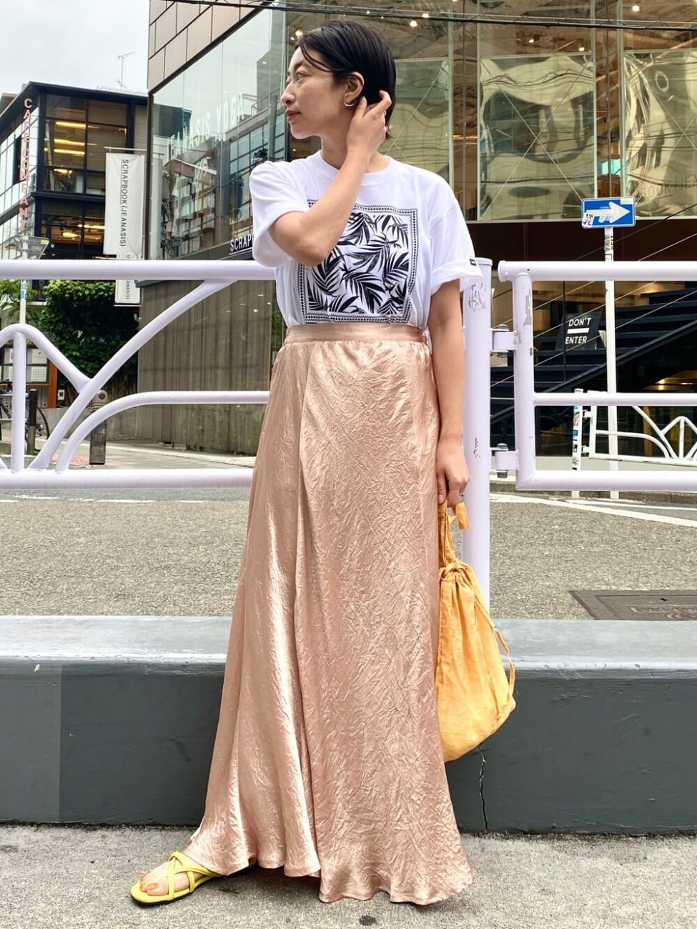 プリントTシャツ×サテンマーメイドスカート