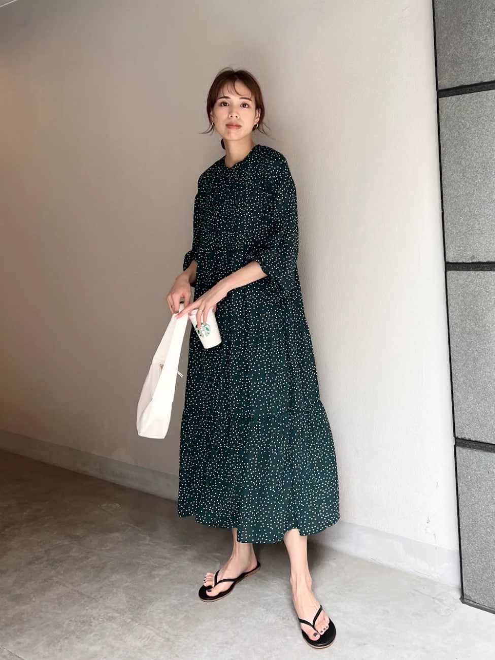 黒のトングサンダル×ドット柄ティアードワンピース