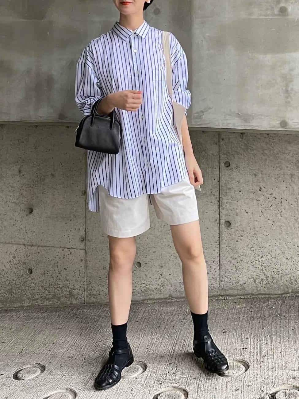 黒のグルカサンダル×ストライプシャツ×ショートパンツ