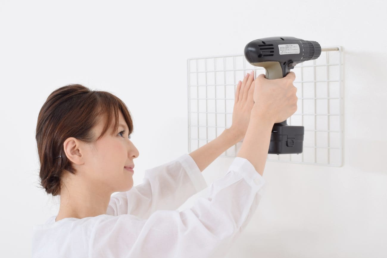 DIYしている女性