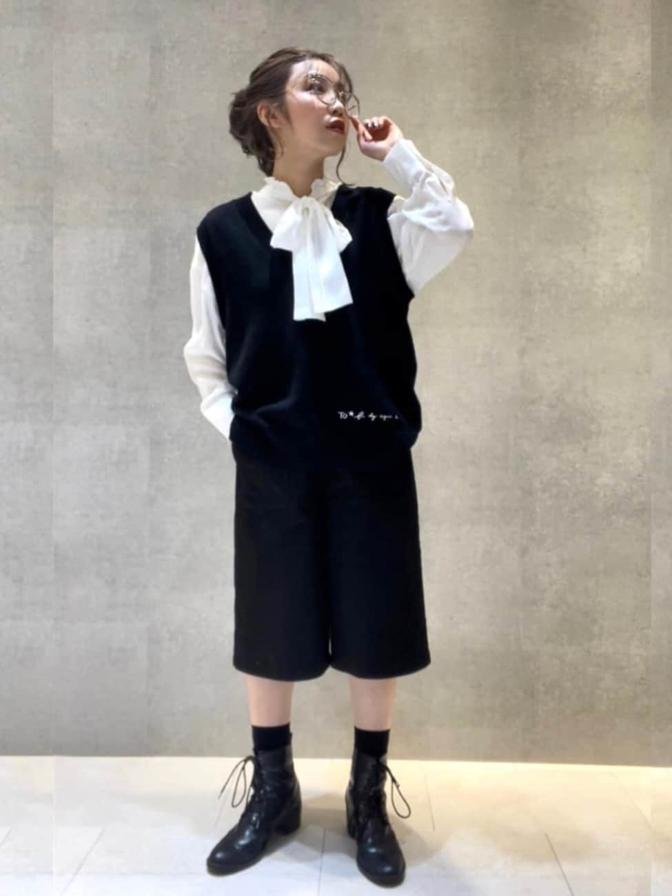 Vネックニットベスト×ボウタイブラウス×バミューダパンツ