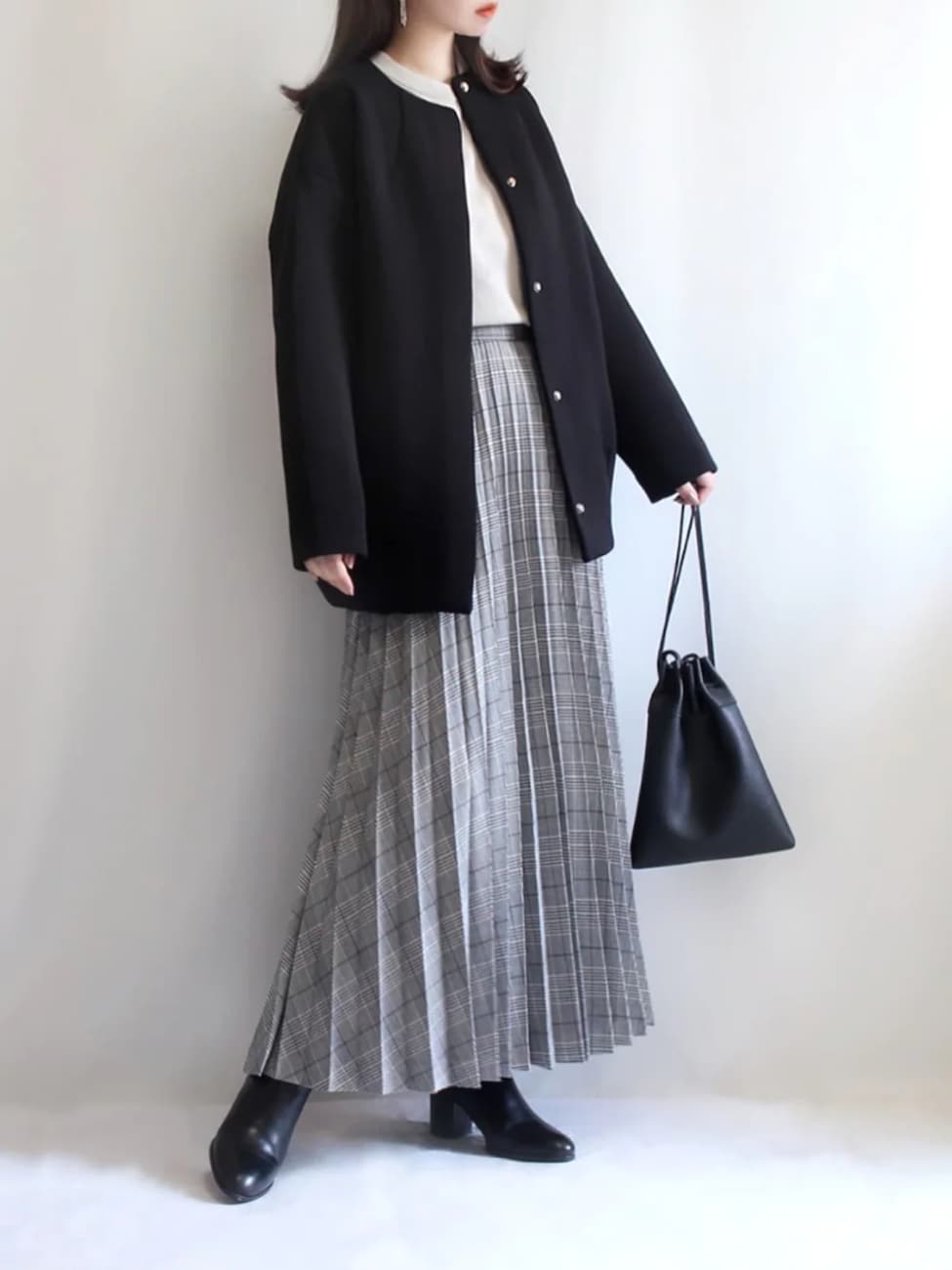 ニット×プリーツスカート×ノーカラージャケット
