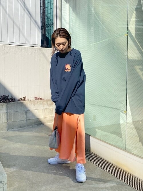 ▼オレンジのスカートで軽やかさUP