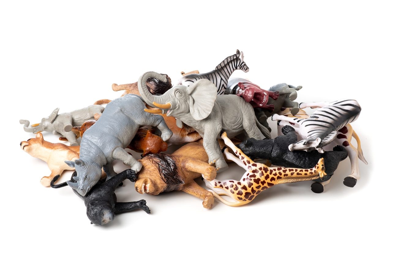 さまざまな動物のフィギュアがまとめて置かれている様子