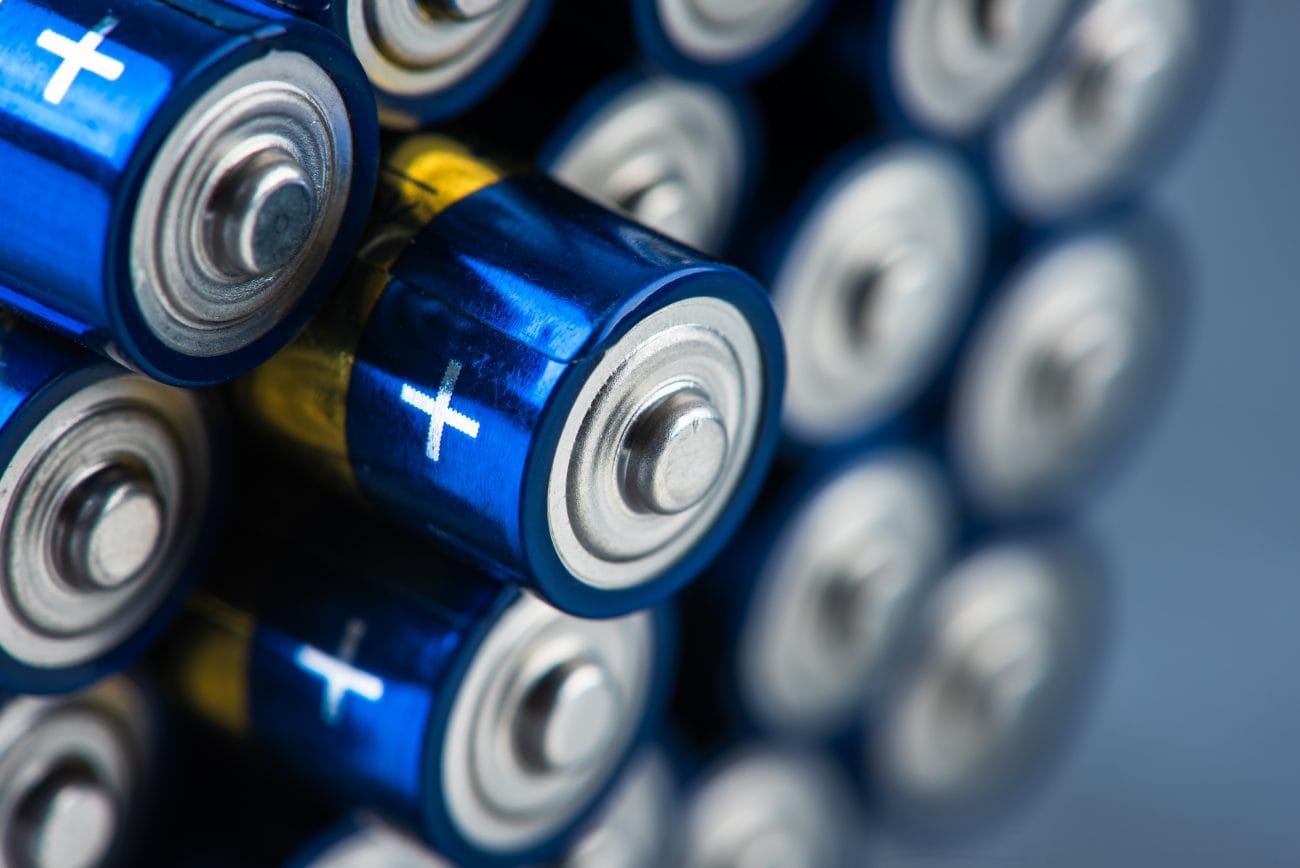 青色の乾電池が積み重ねられている様子