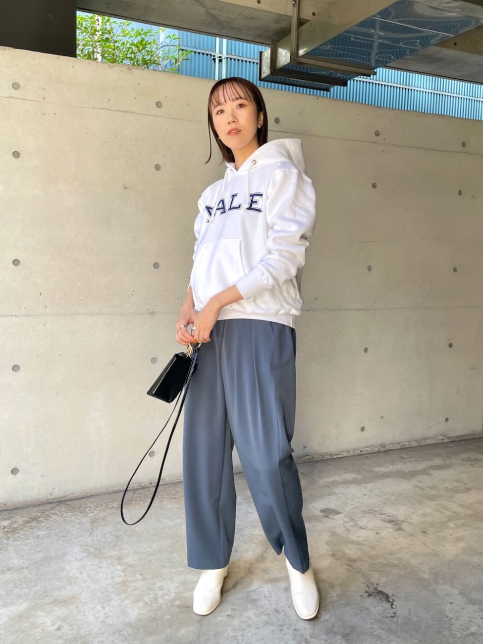 きれいめなワイドパンツで品をプラス