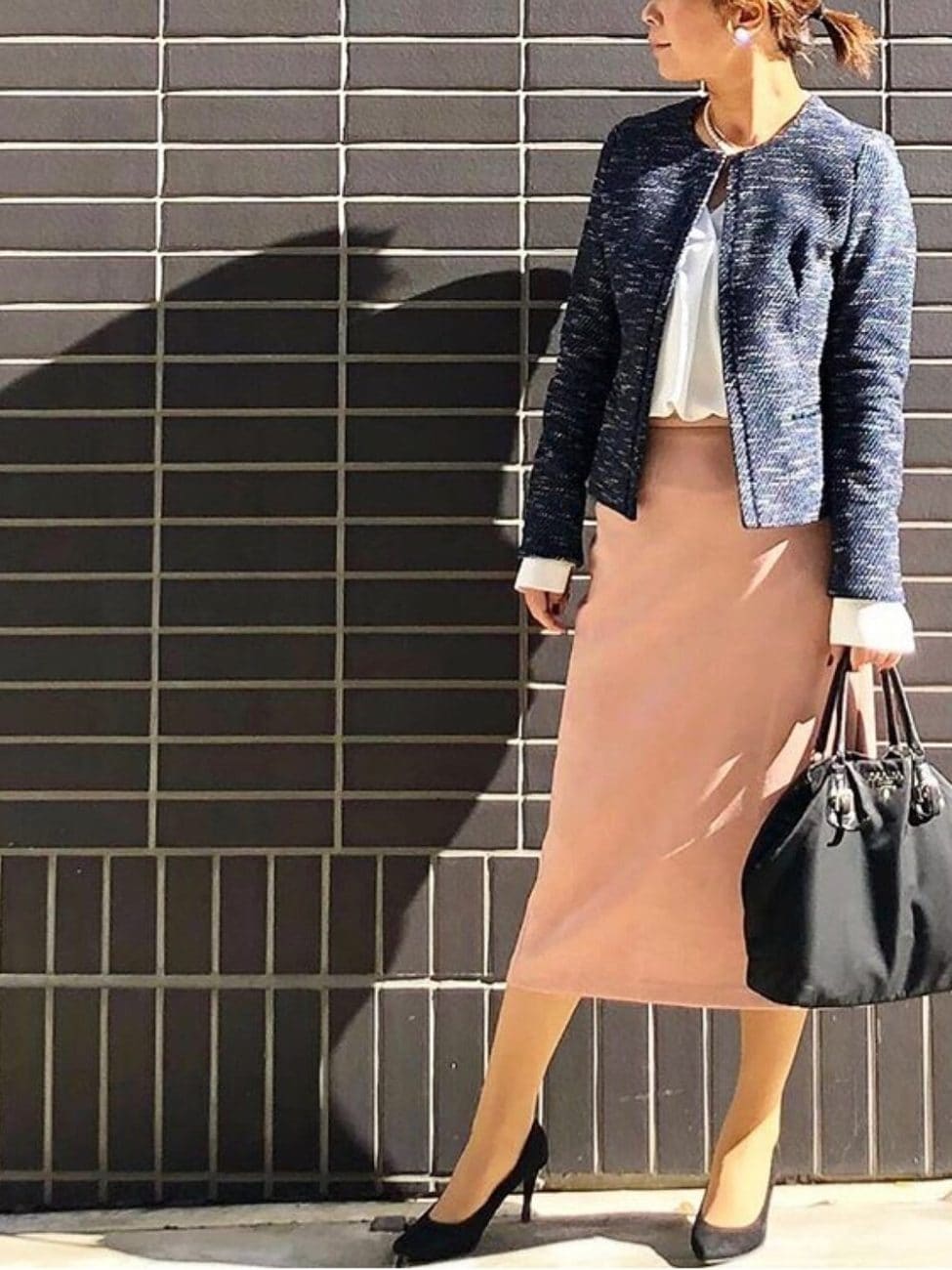 スエード風スカートで柔らかい印象に