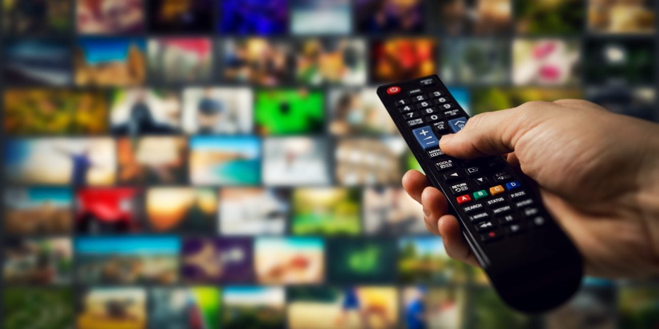 テレビのリモコンを操作する人