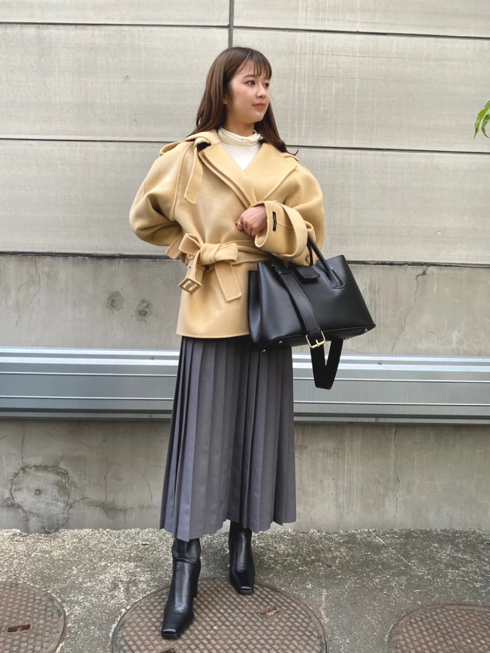 ベージュウールコート×白ハイネックトップス×グレープリーツスカート