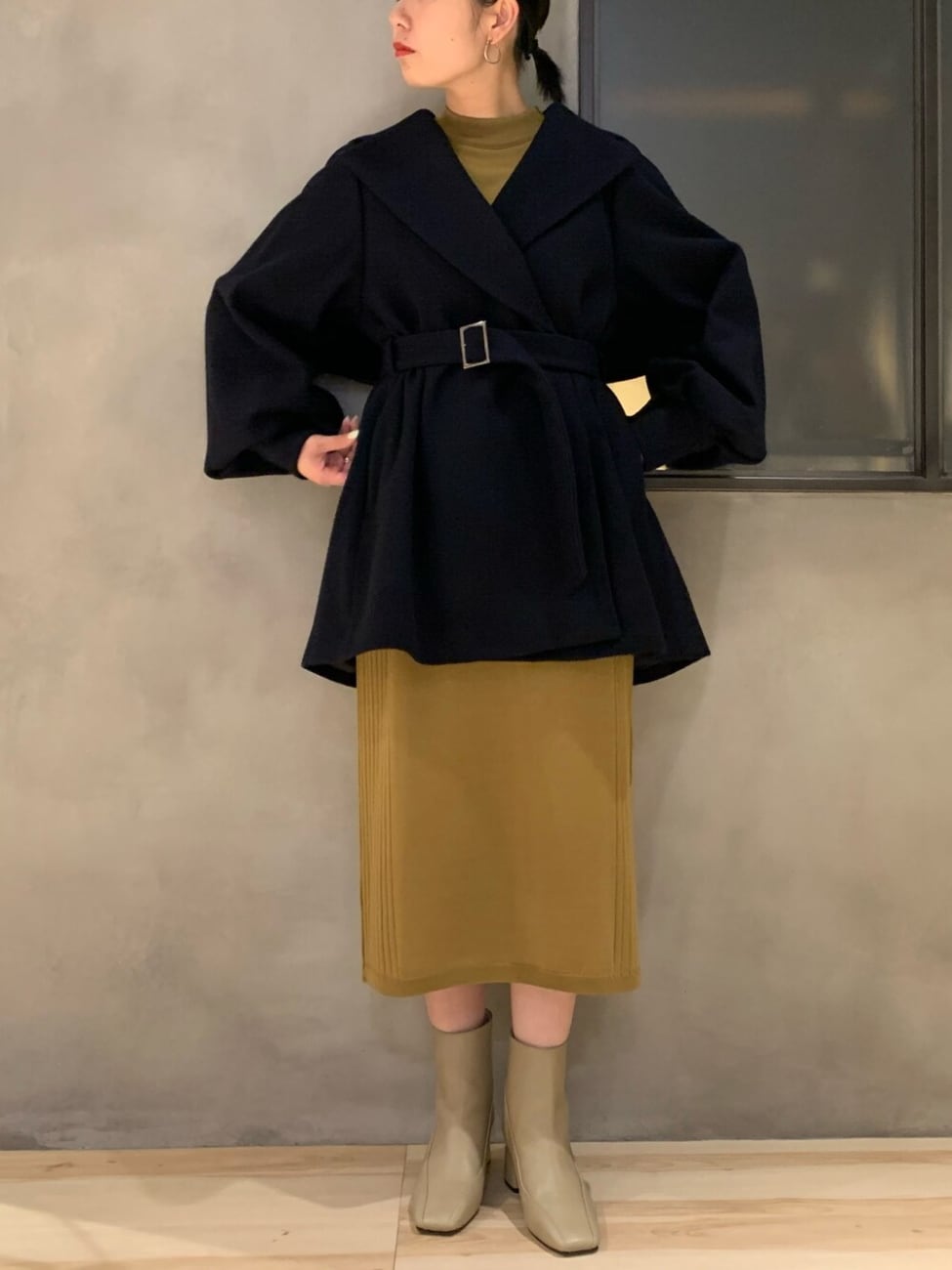 黒ウールコート×イエローニットワンピース