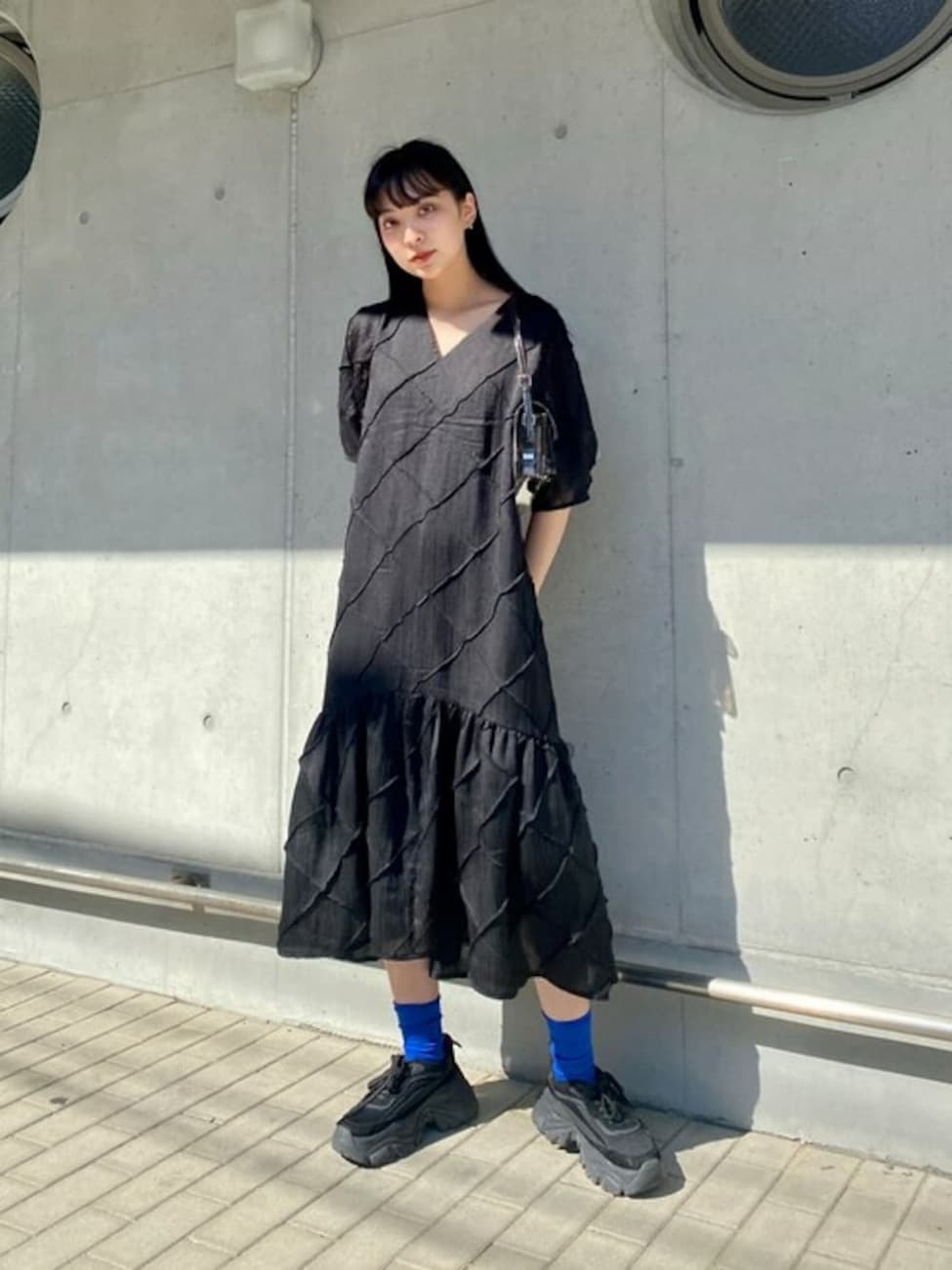 青の靴下でおしゃれ上級者な着こなしに