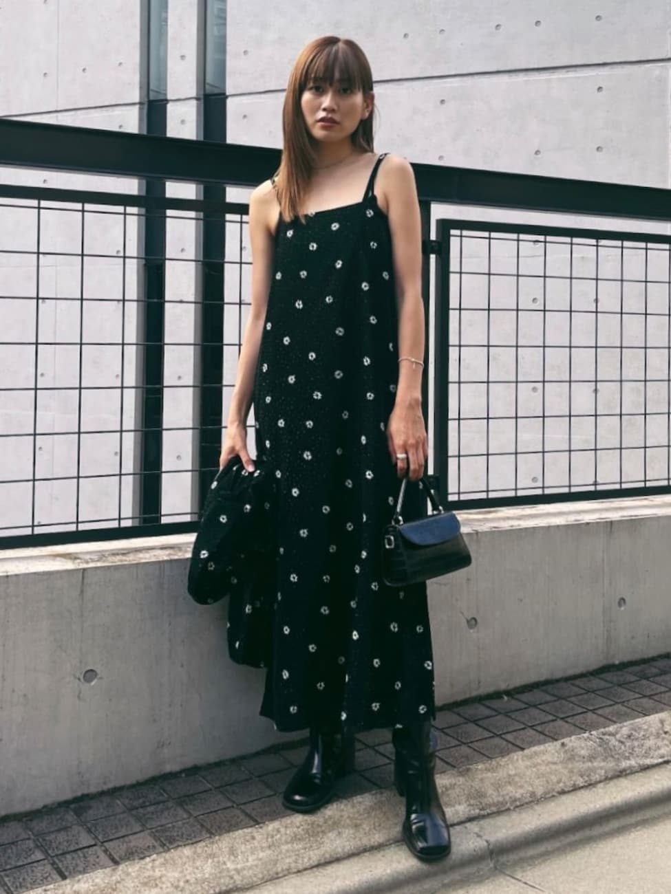 キャミワンピースは重ためブーツで大人っぽく